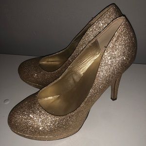 Heart in D gold glitter heels size 7